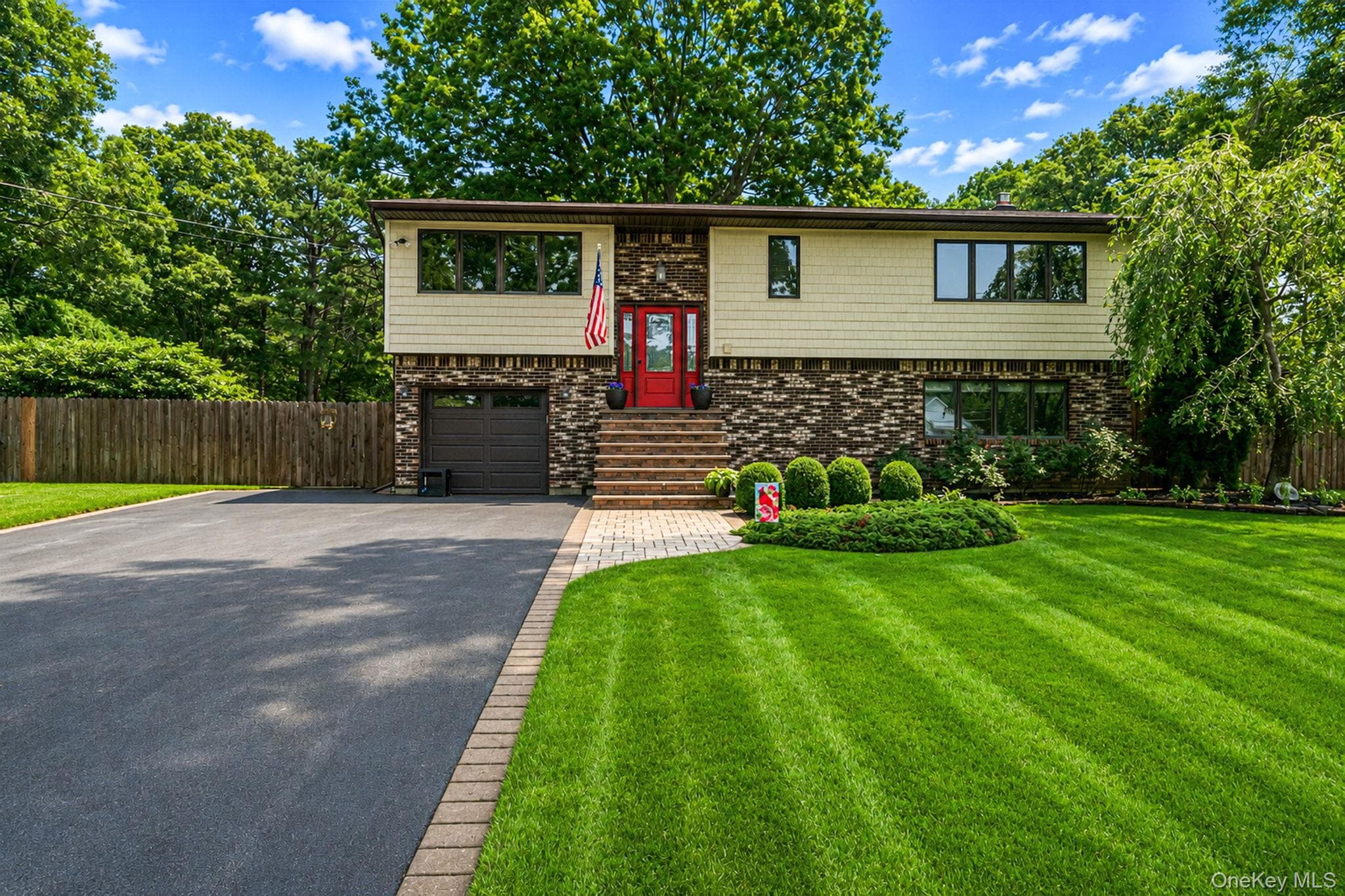 411 Robinson Avenue photo 1