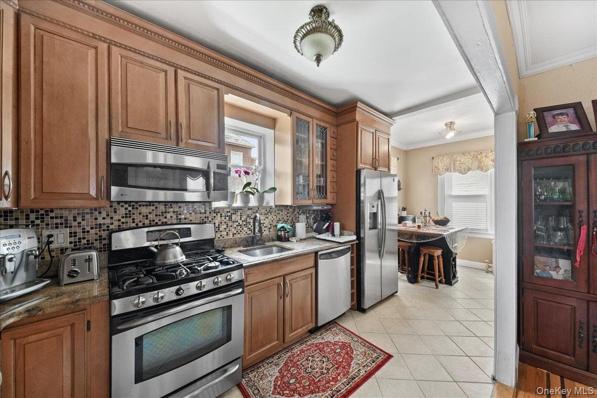 2445 Yates Avenue thumbnail 4