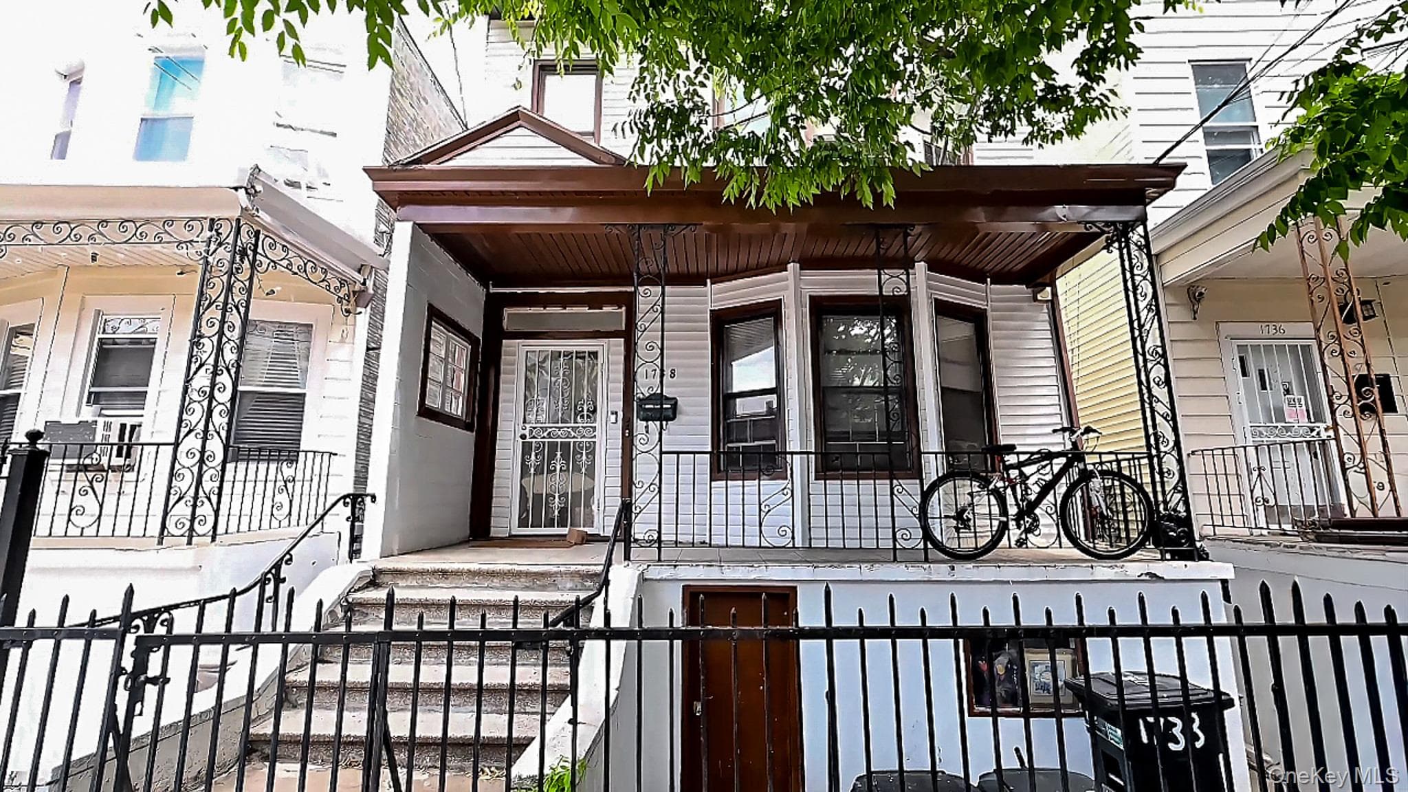 1738 Melville Street thumbnail 2