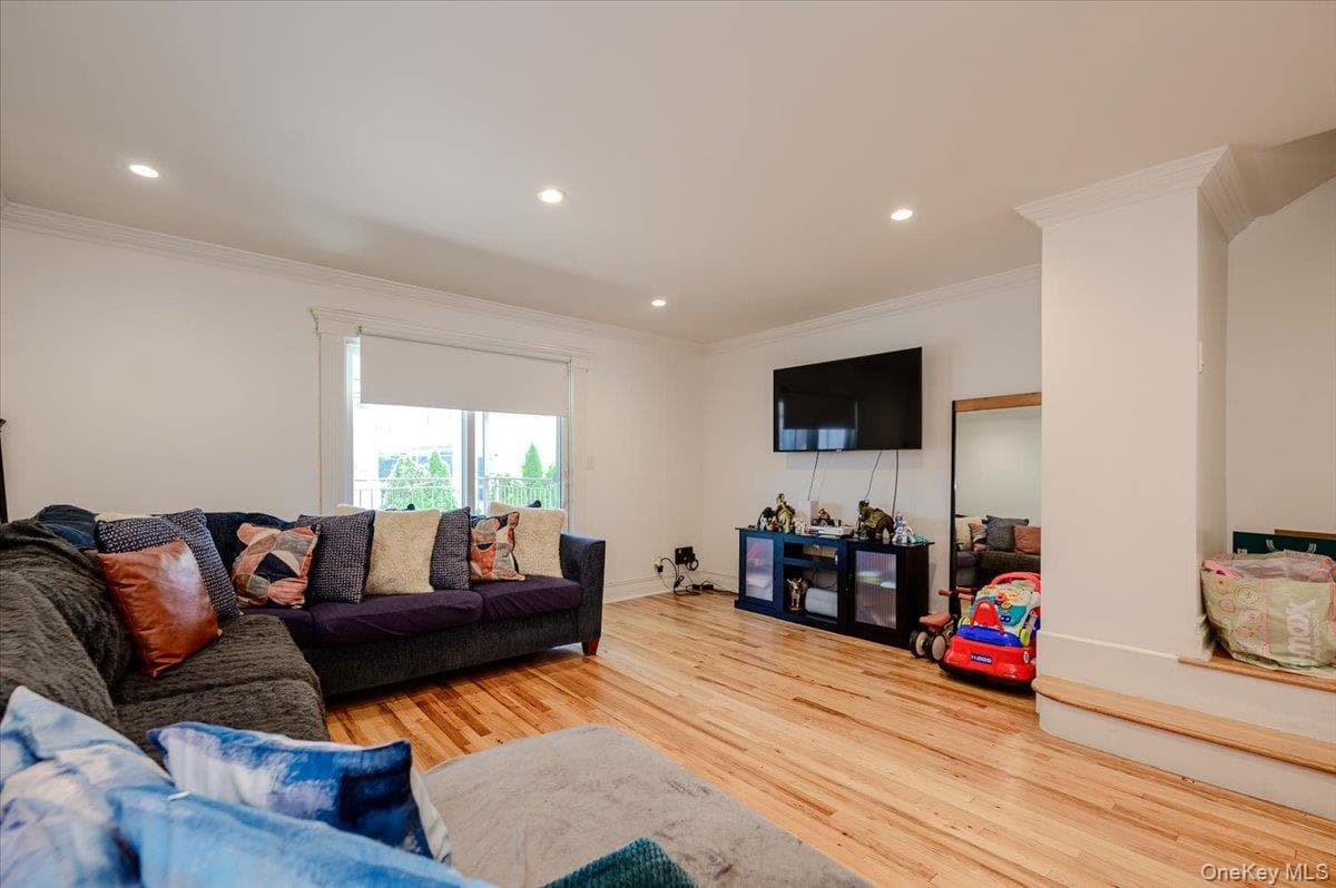 2406 Tiemann Avenue thumbnail 4