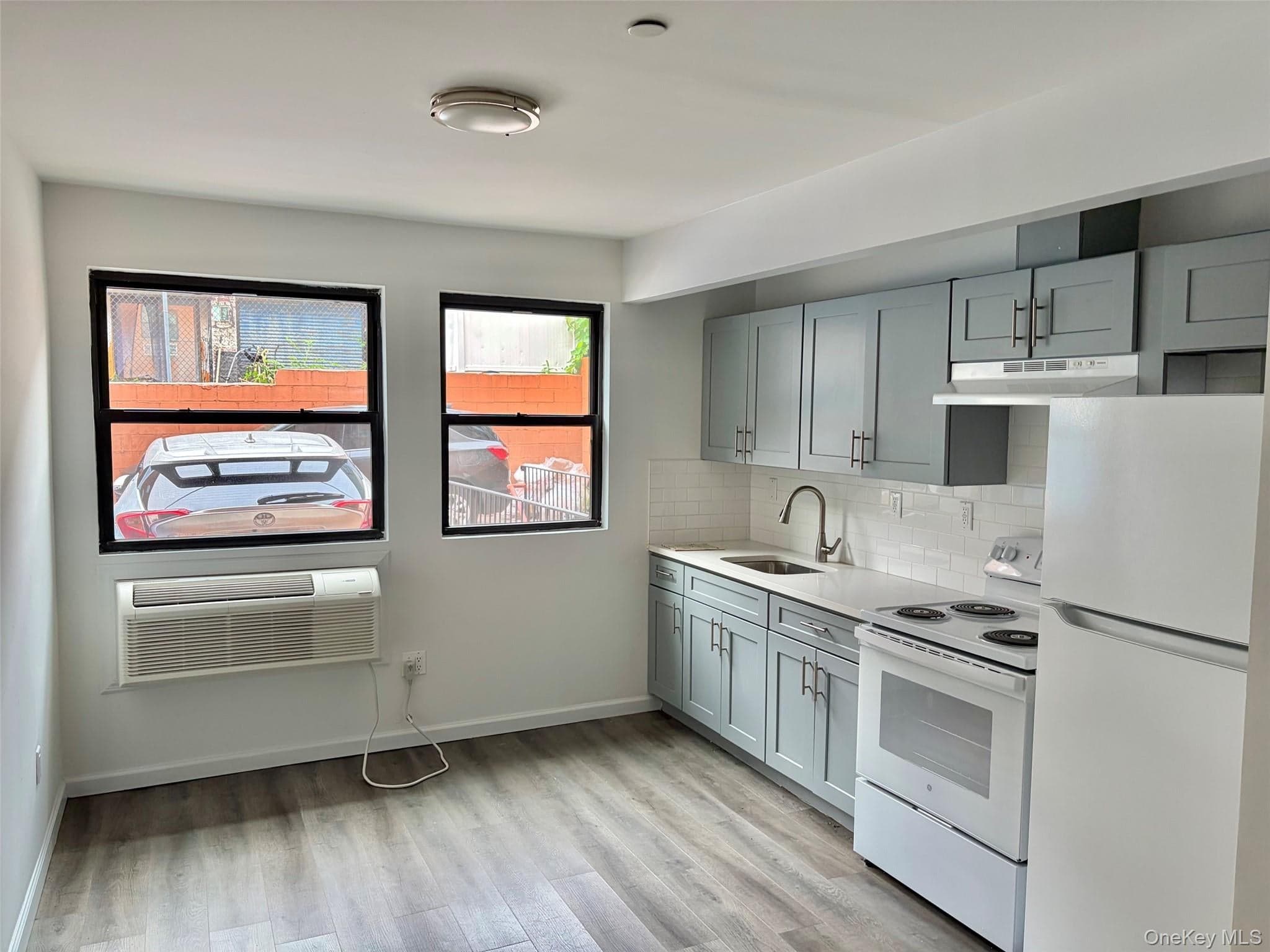 2097 Davidson Avenue thumbnail 4