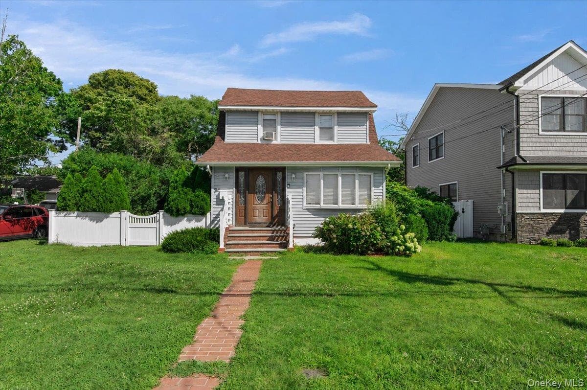 16 Marlboro Place, Bellmore