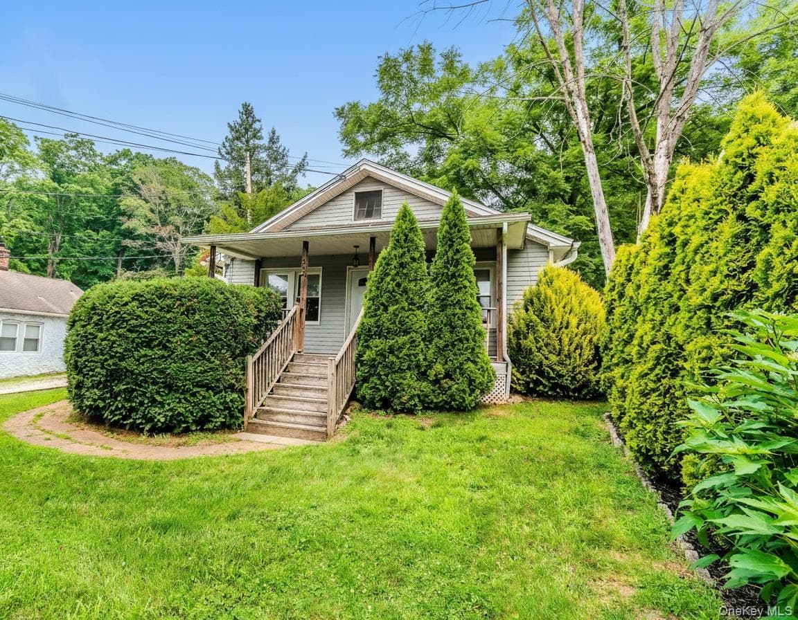382 E Main Street, Jefferson Valley
