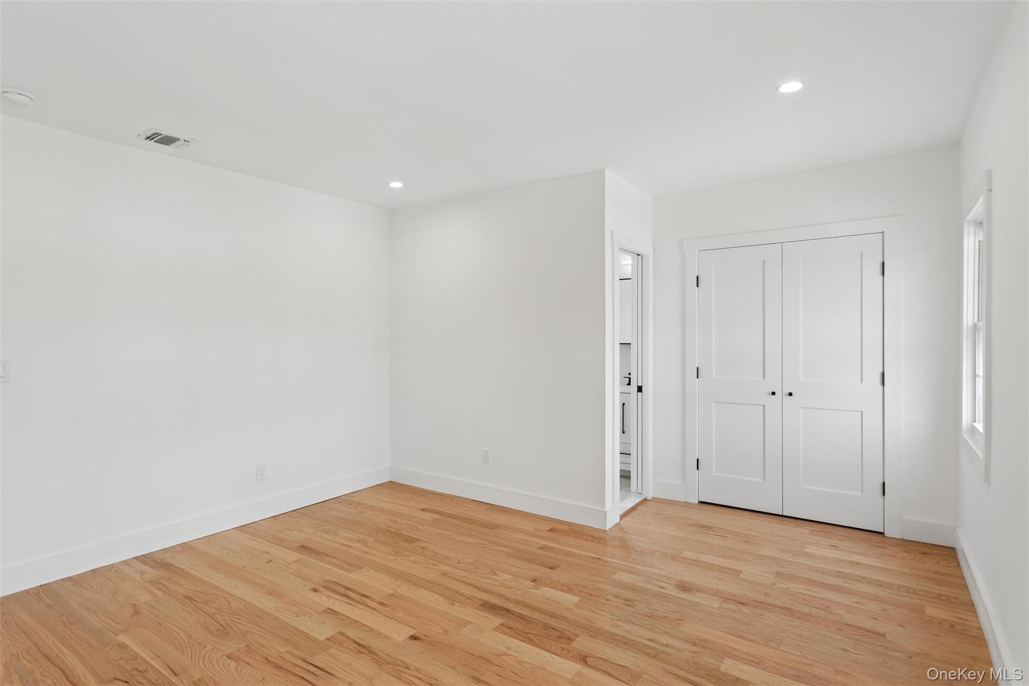 449 W Beech Street thumbnail 35