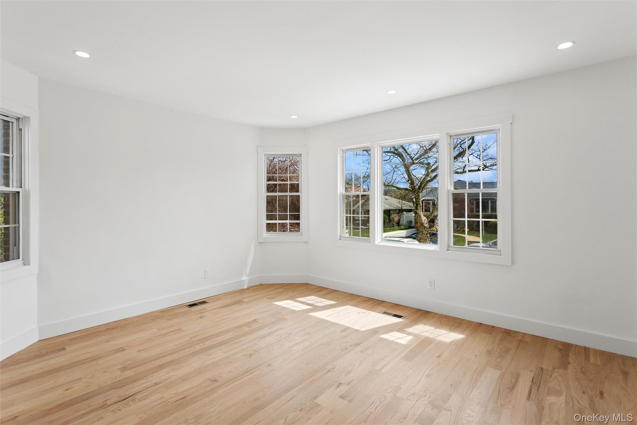 449 W Beech Street thumbnail 16