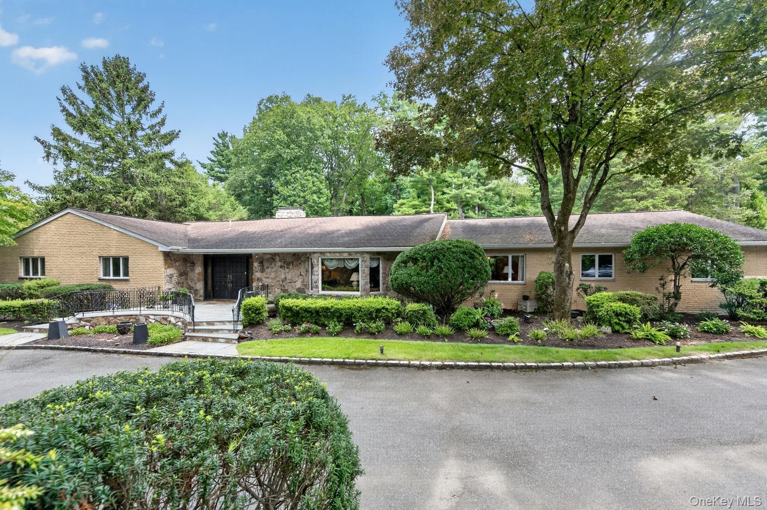 10 Dorchester Drive, Muttontown