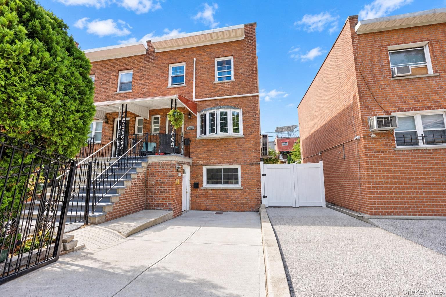 3035 Yates Avenue photo 1