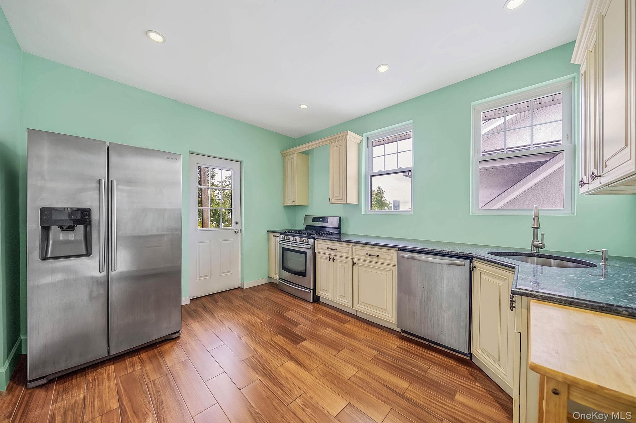425 S Columbus Avenue thumbnail 7