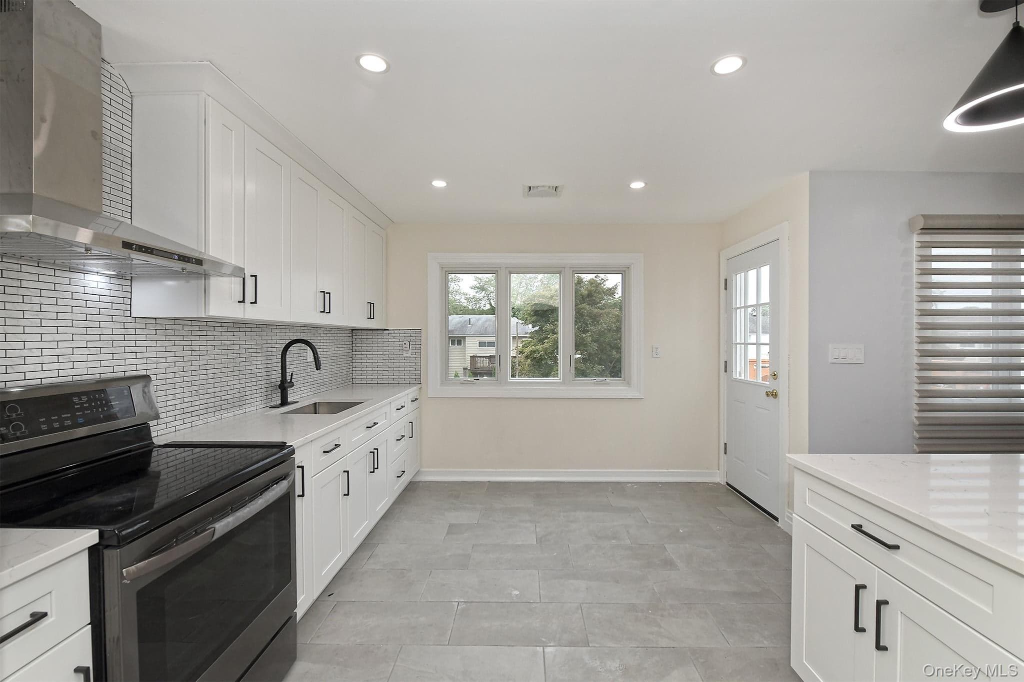 105 N Lewis Avenue thumbnail 17