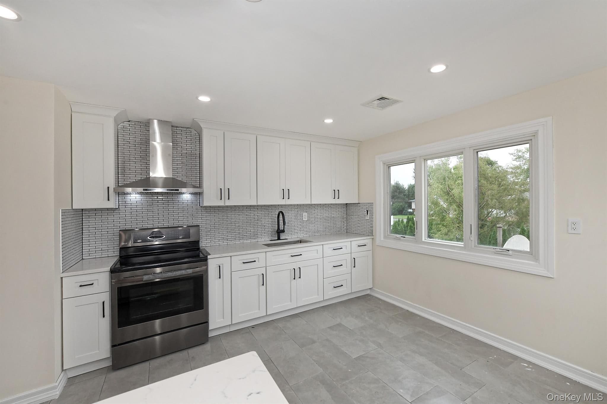 105 N Lewis Avenue thumbnail 18