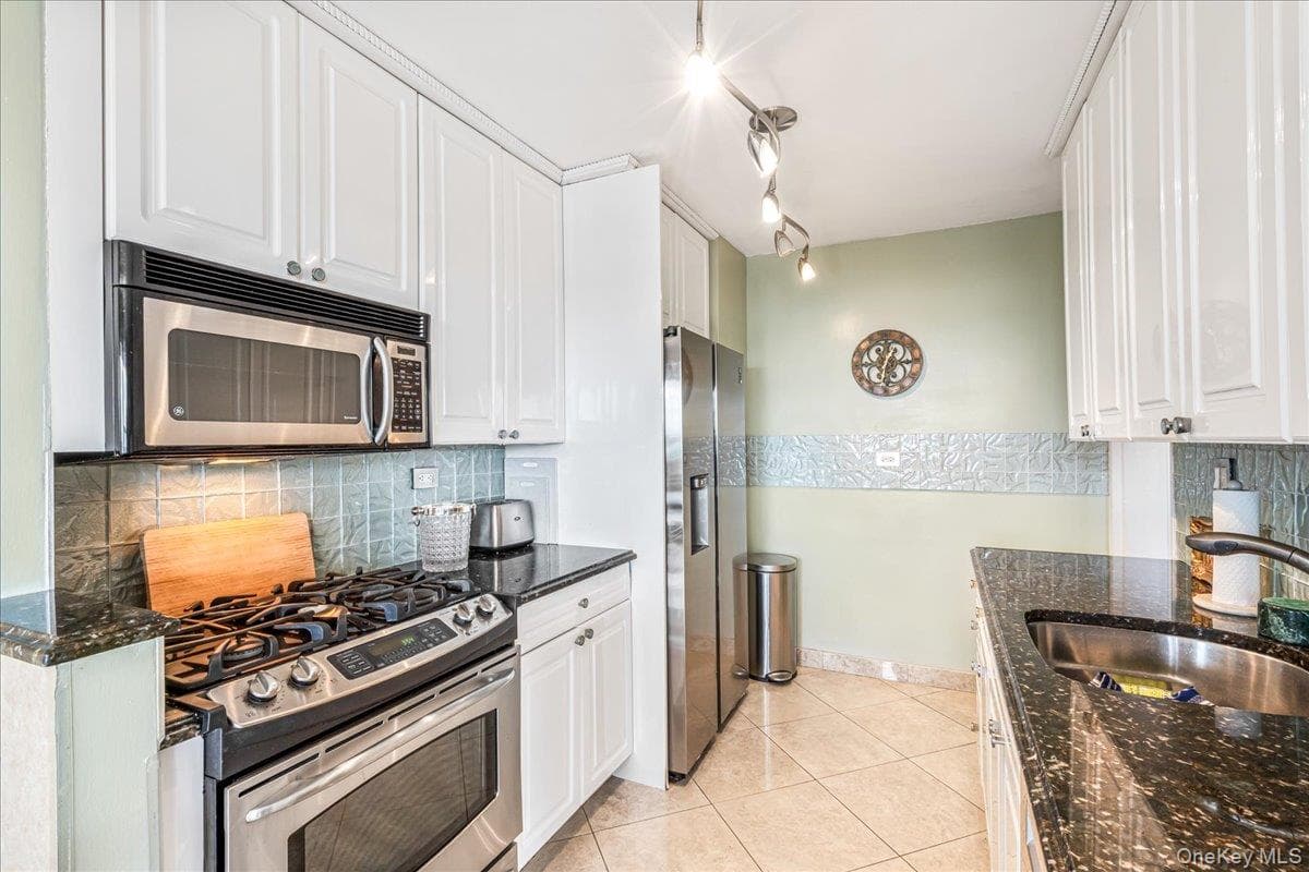 17-85 215th Street Unit: 14D thumbnail 12
