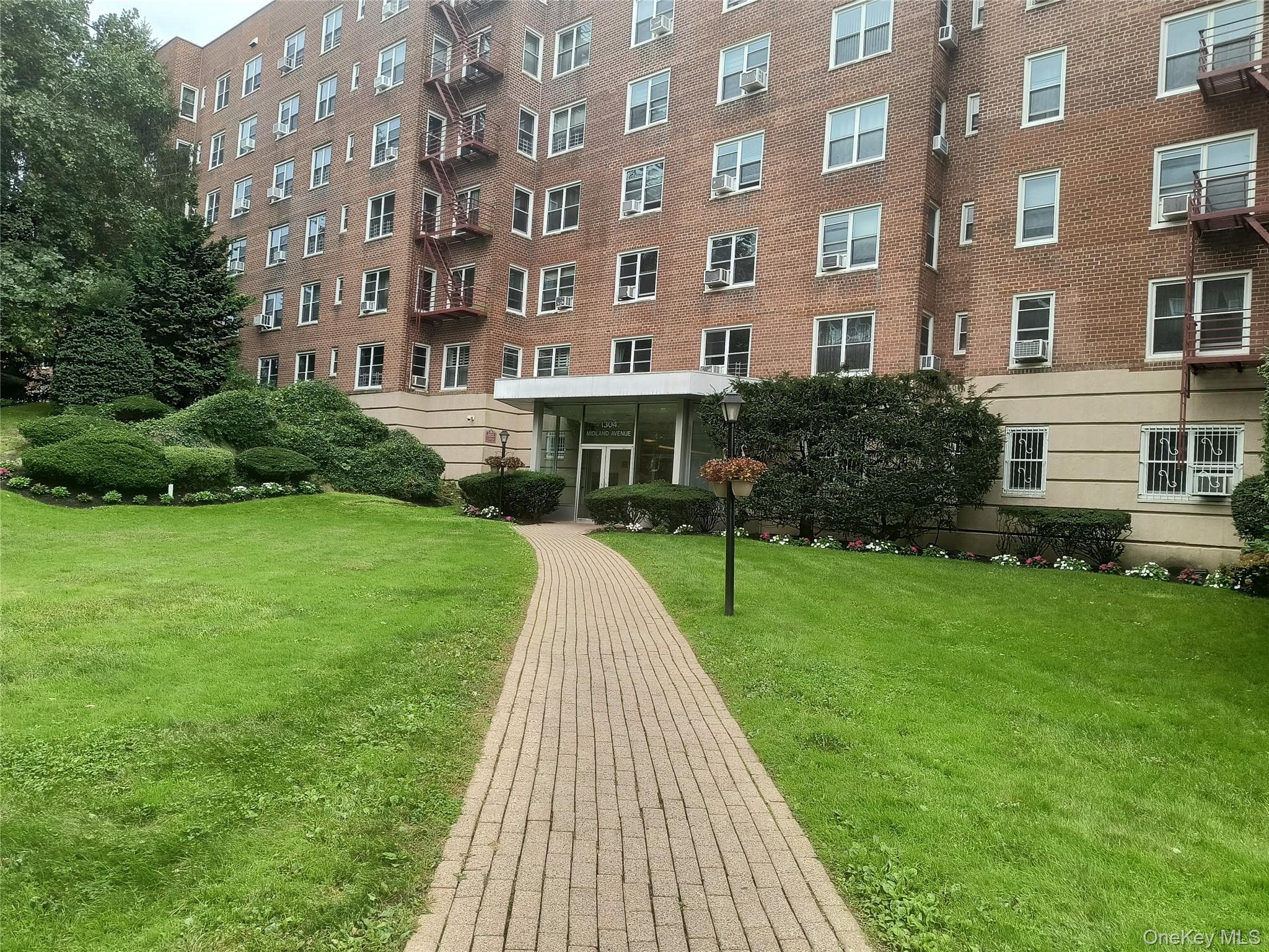 1304 Midland Avenue Unit: B41, Yonkers