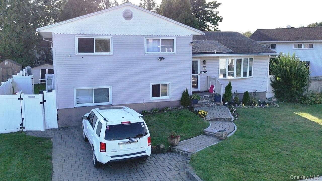 58 Narcissus Avenue thumbnail 2