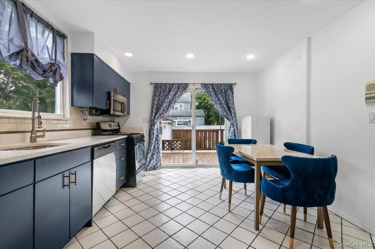 1051 Roselle Place thumbnail 12