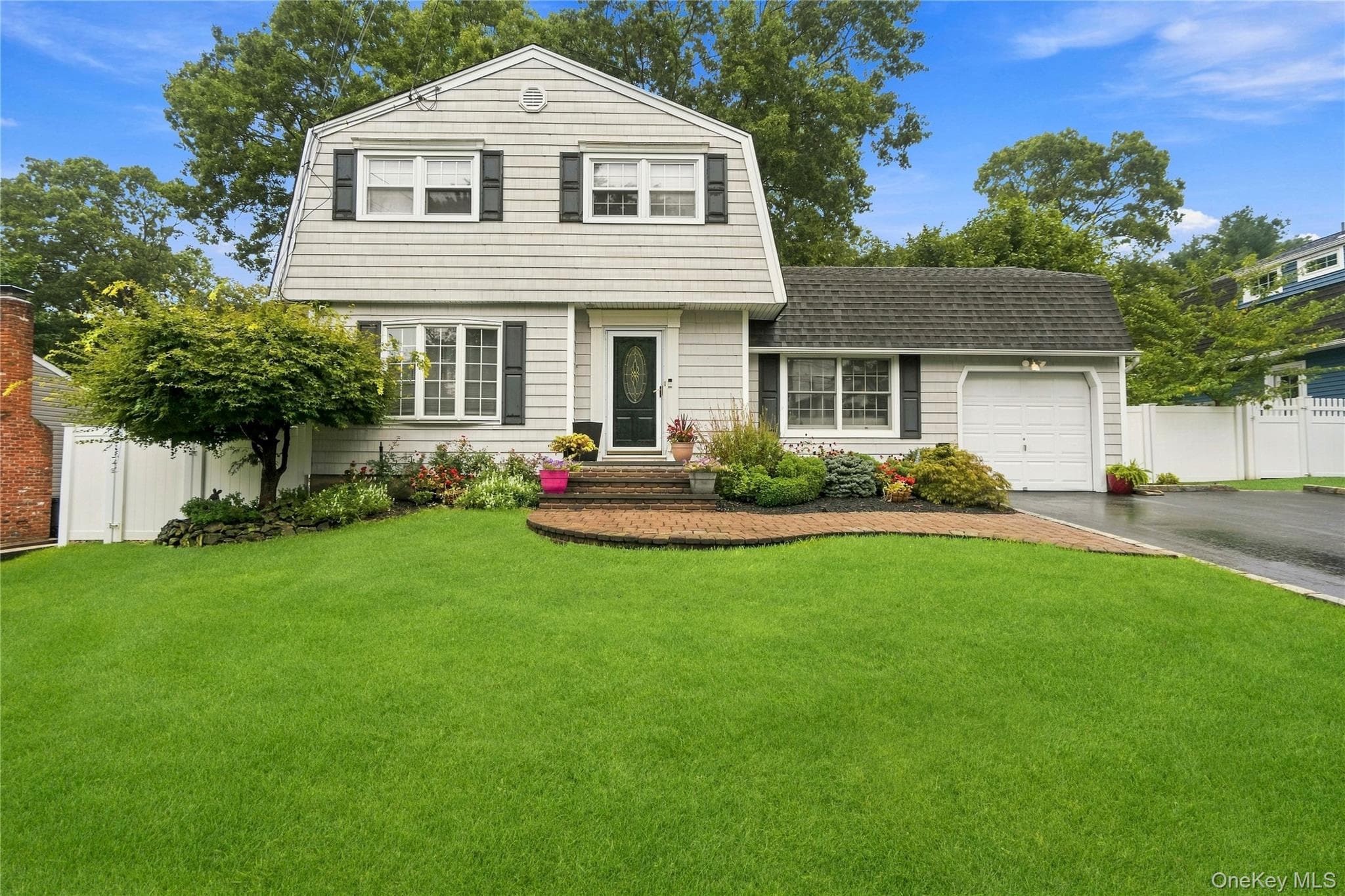 29 Hy Place, Lake Grove