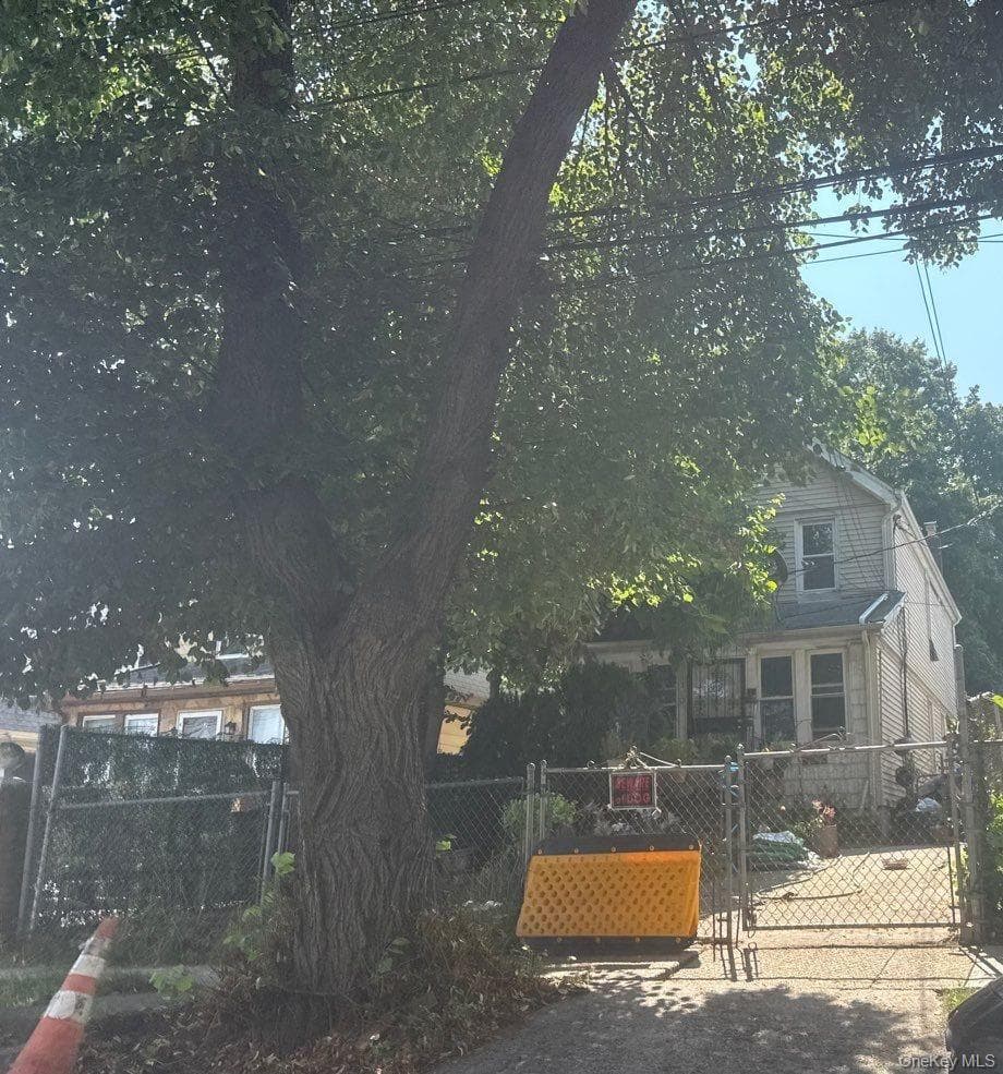 195-10 Sagamore Avenue thumbnail 3