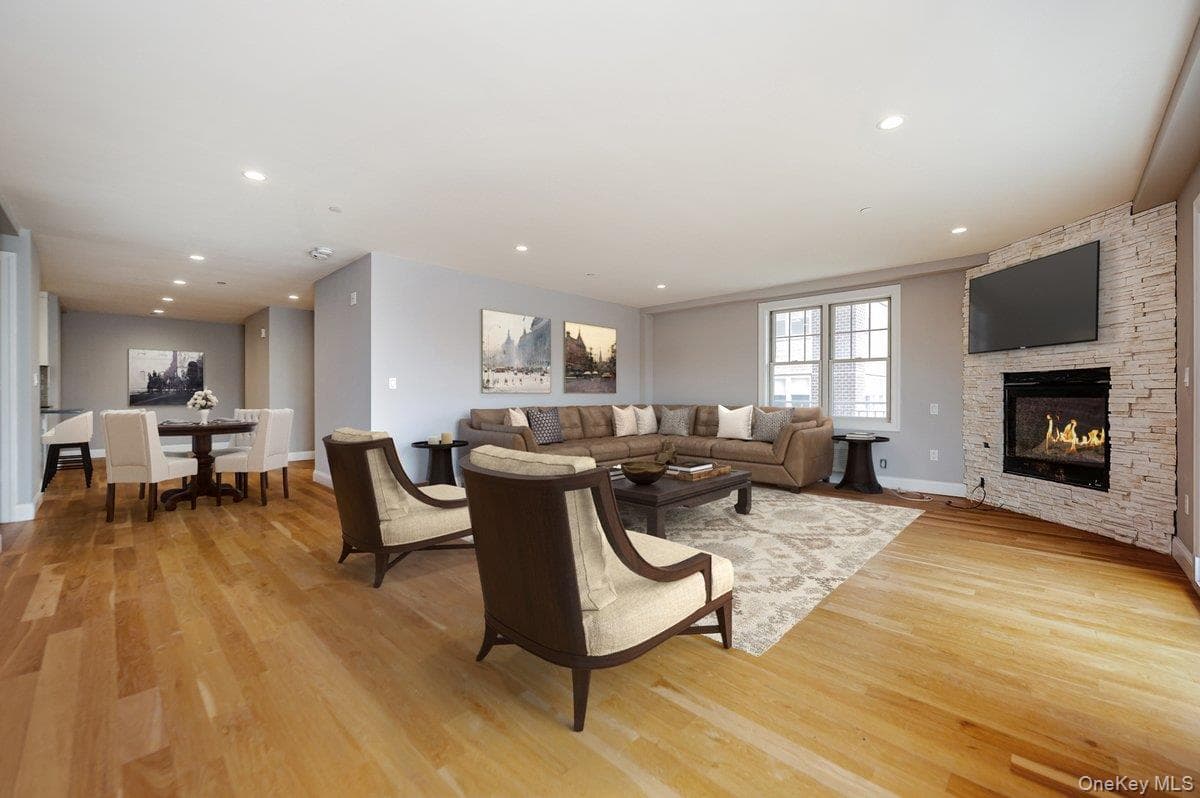 661 W Broadway Unit: 402 thumbnail 3