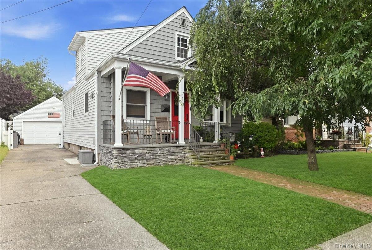 710 Premier Boulevard photo 1