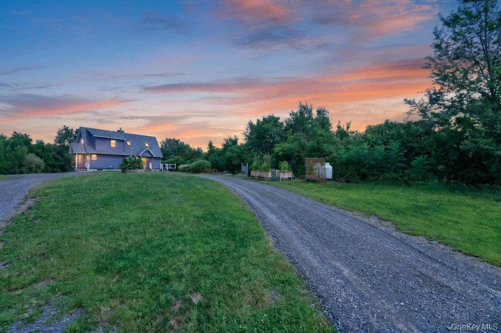 2640 State Route 203 Unit: Stop 1, Kinderhook