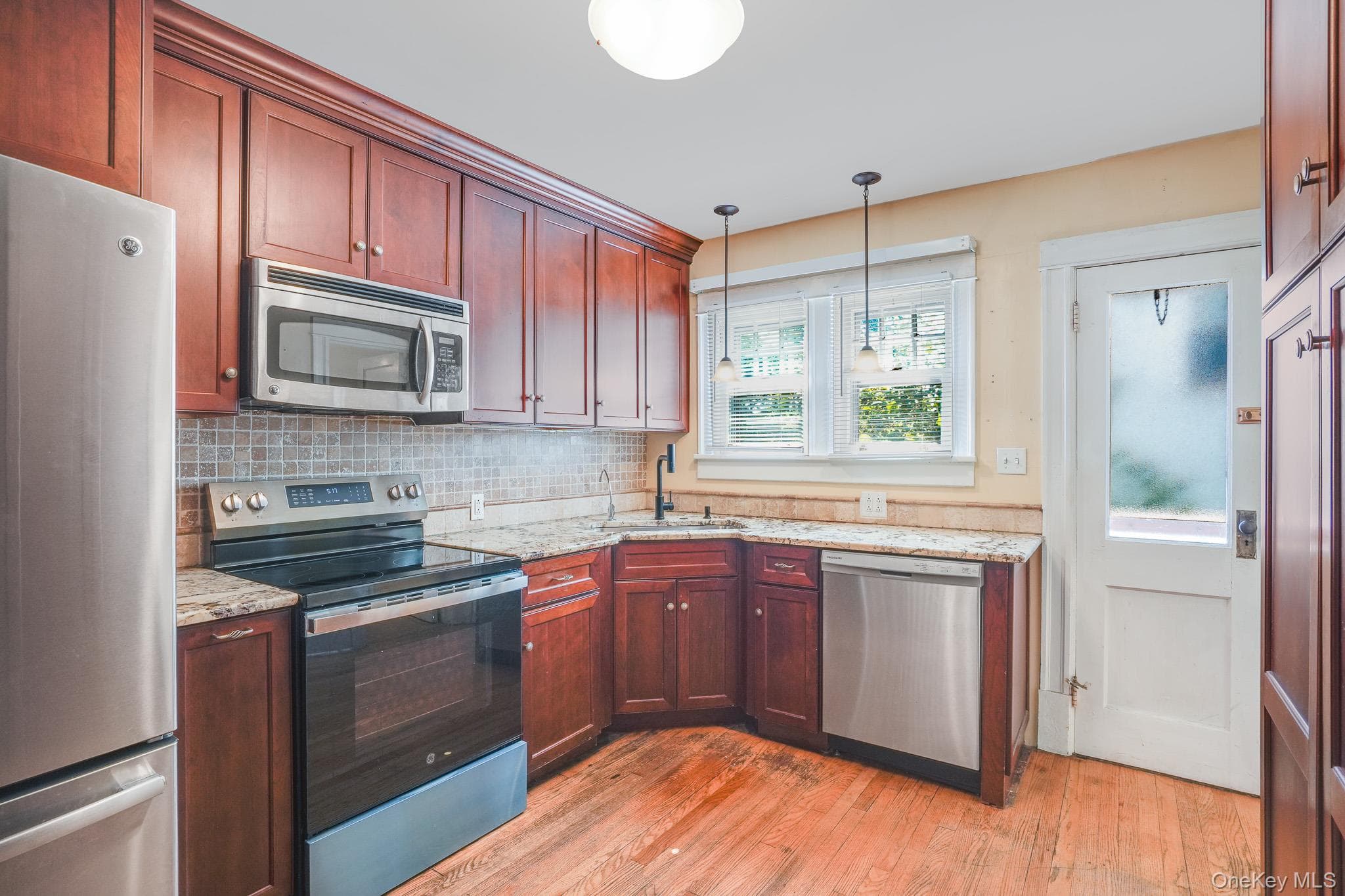 170 Hooker Avenue thumbnail 13