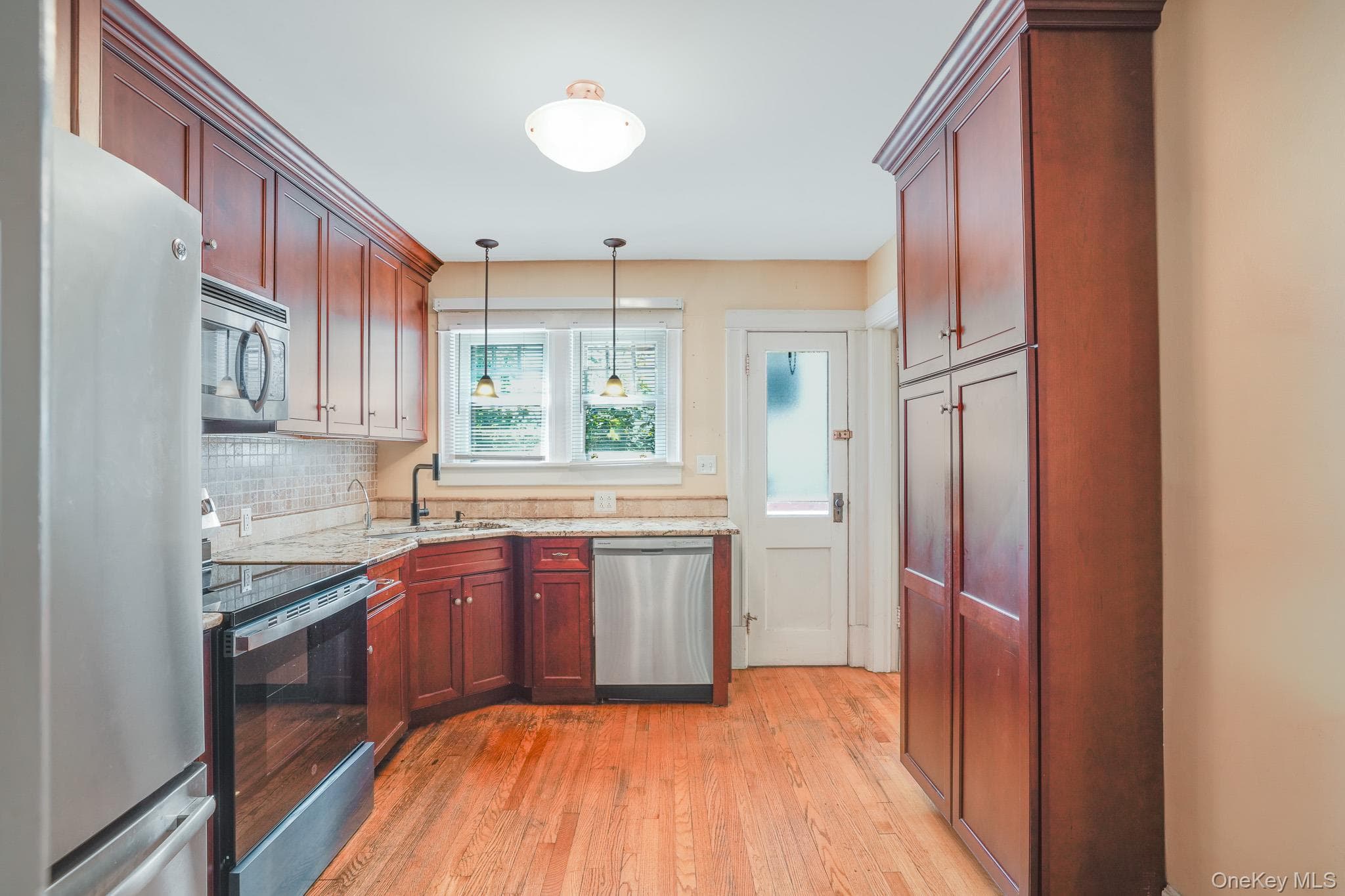 170 Hooker Avenue thumbnail 12
