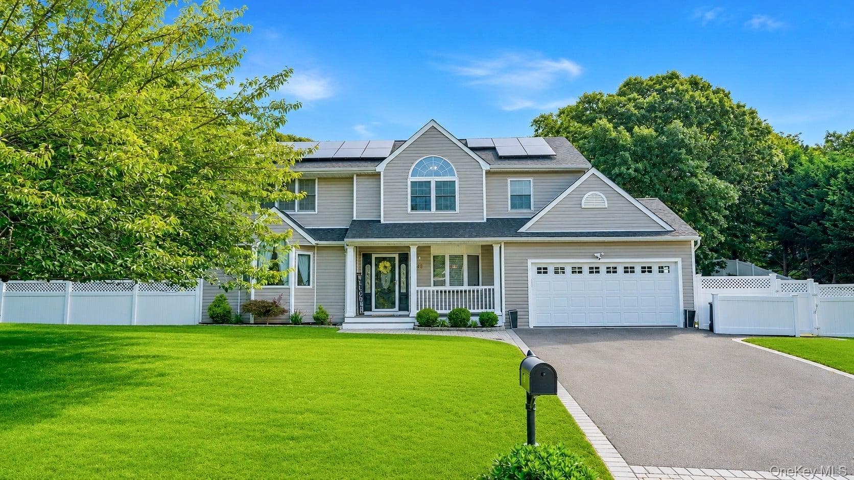 48 Foxboro Avenue, Farmingville