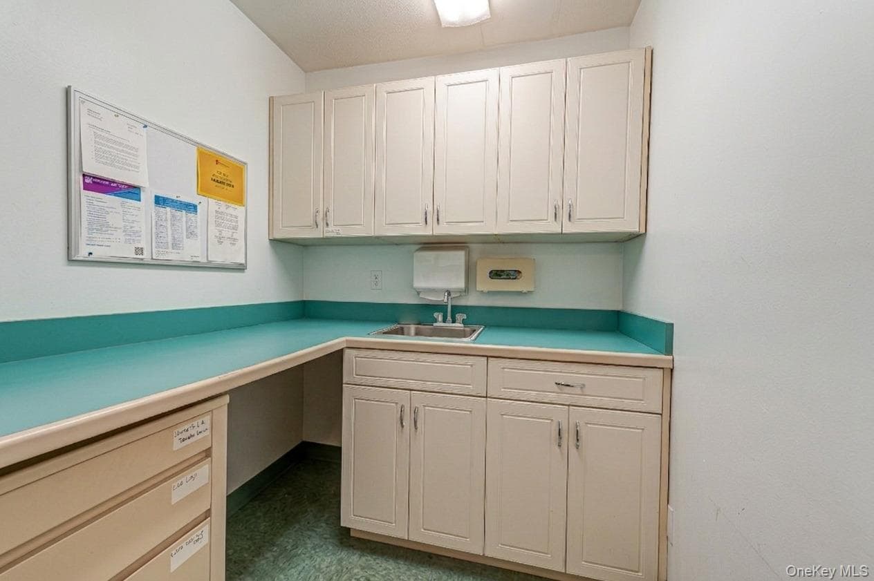 3250 Sunrise Highway thumbnail 16