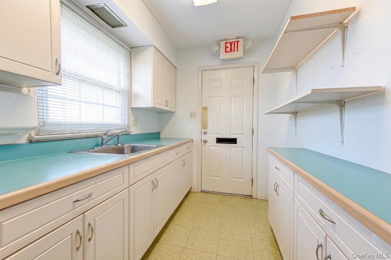 3250 Sunrise Highway thumbnail 15
