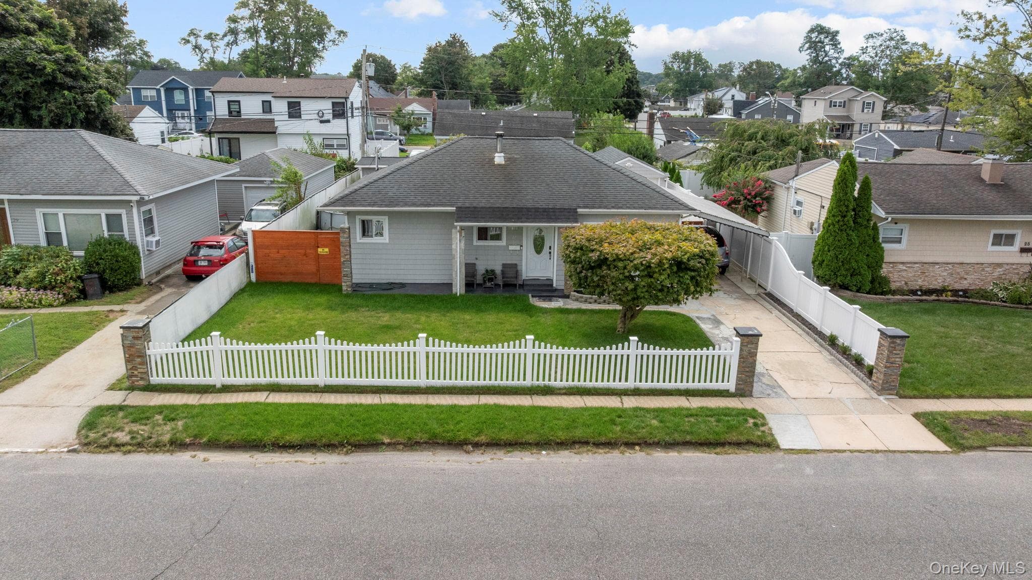 27 Croydon Road, Amityville
