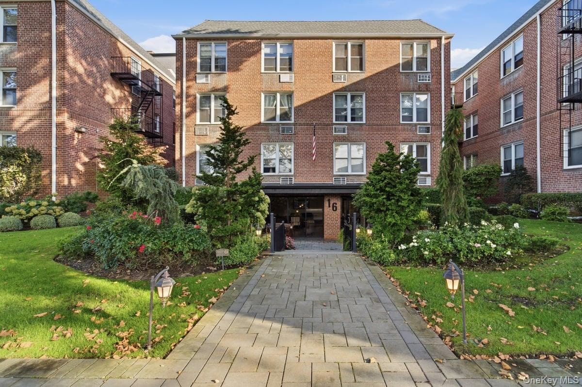 16 Main Street Unit: 2Y, East Rockaway