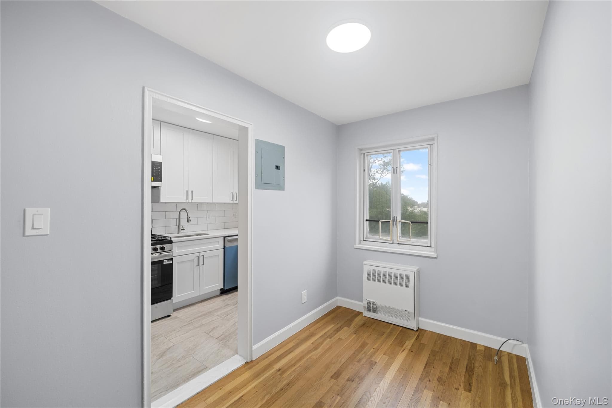 221-43 Manor Road Unit: (Upper) 1613 thumbnail 3