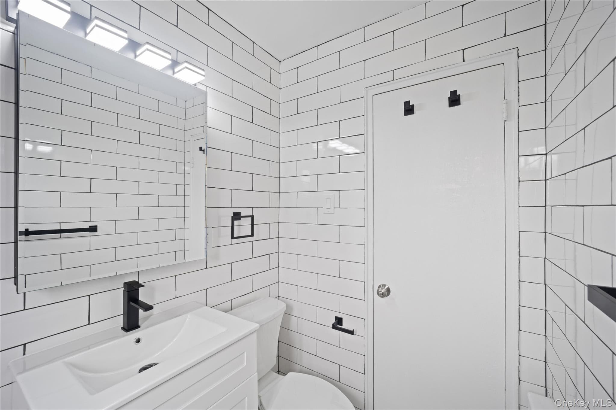 221-43 Manor Road Unit: (Upper) 1613 thumbnail 15