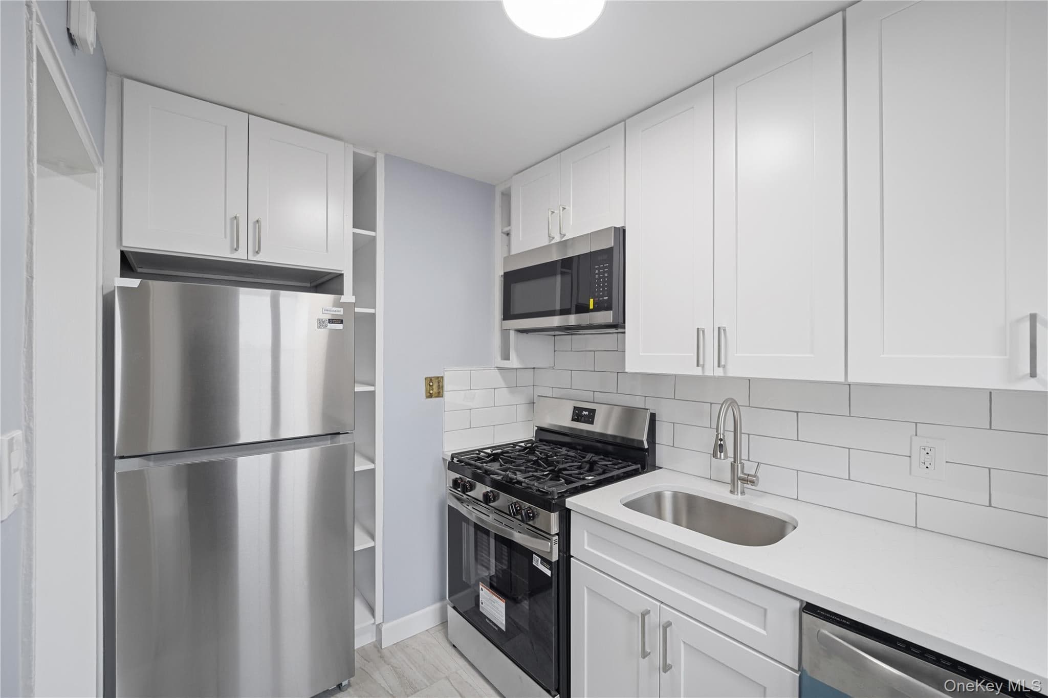 221-43 Manor Road Unit: (Upper) 1613 thumbnail 6