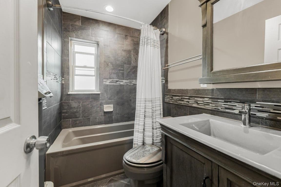 725 E 230th Street thumbnail 17