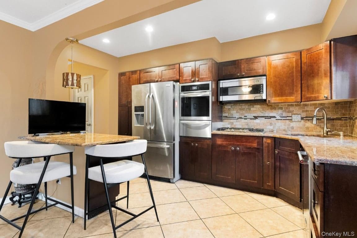 725 E 230th Street thumbnail 8