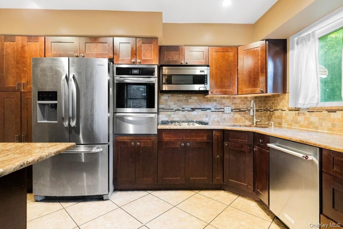 725 E 230th Street thumbnail 10