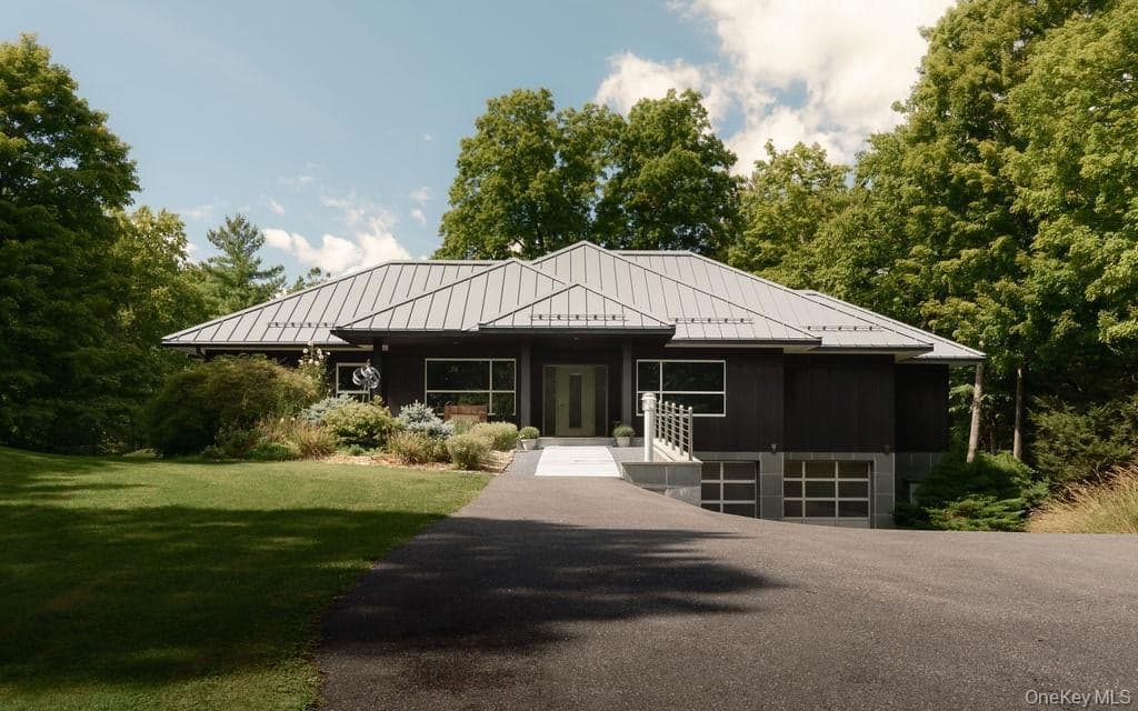 8 Sarah Court photo 1