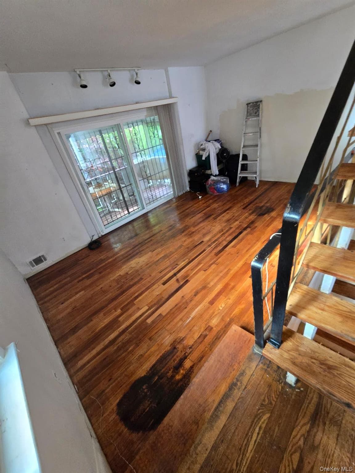 1611 Plainview Avenue thumbnail 2