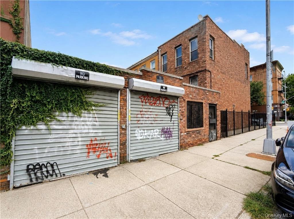 104 Albany Avenue thumbnail 3