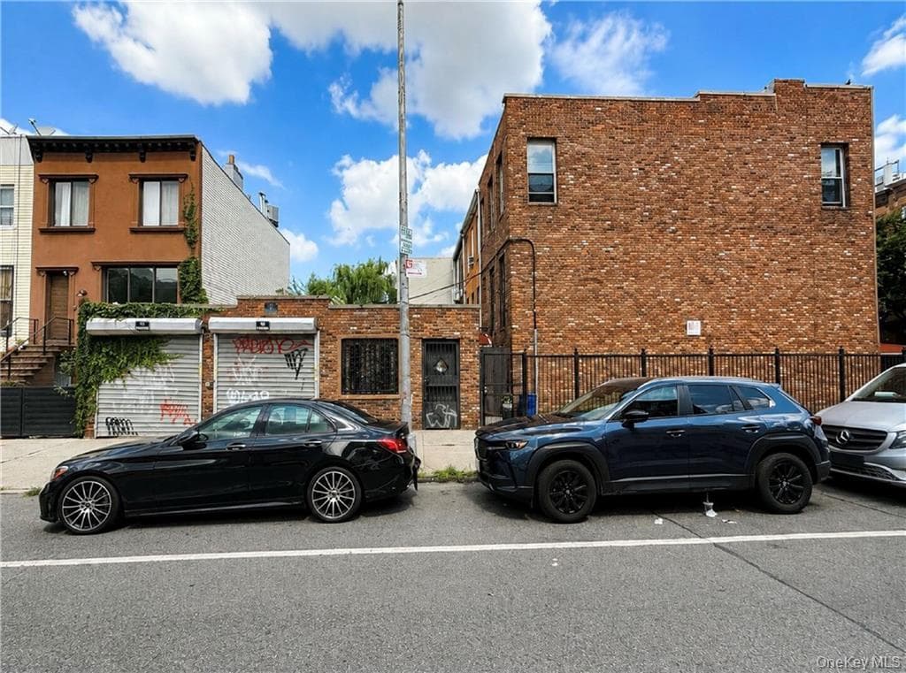104 Albany Avenue thumbnail 2