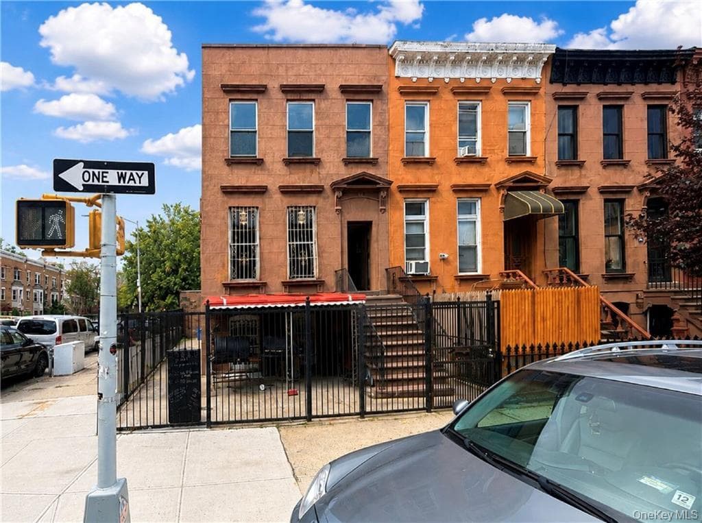 104 Albany Avenue photo 1