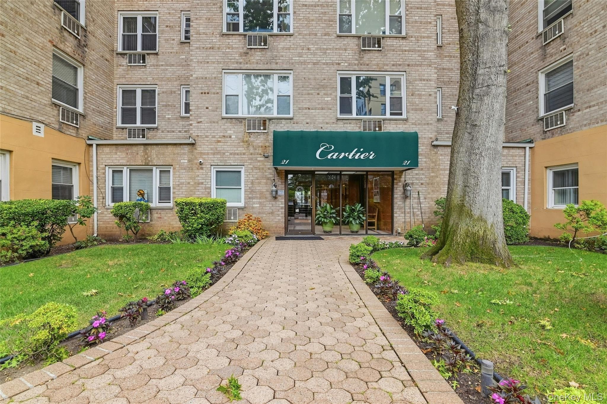 21 Bond Street Unit: 3J, Great Neck