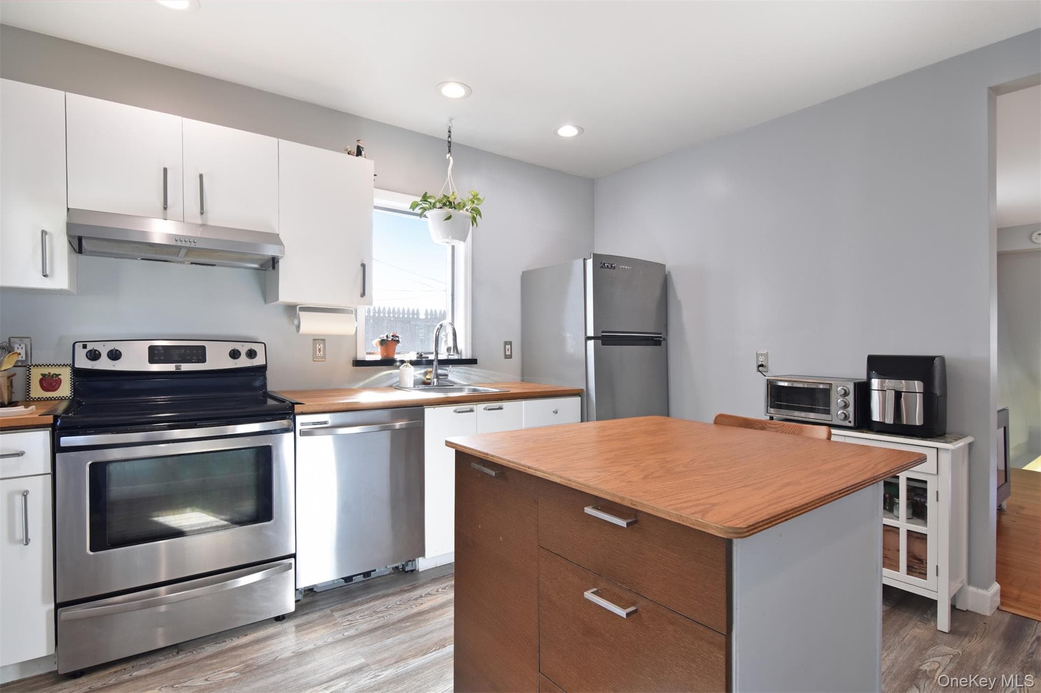 319 N Macquesten Parkway thumbnail 13