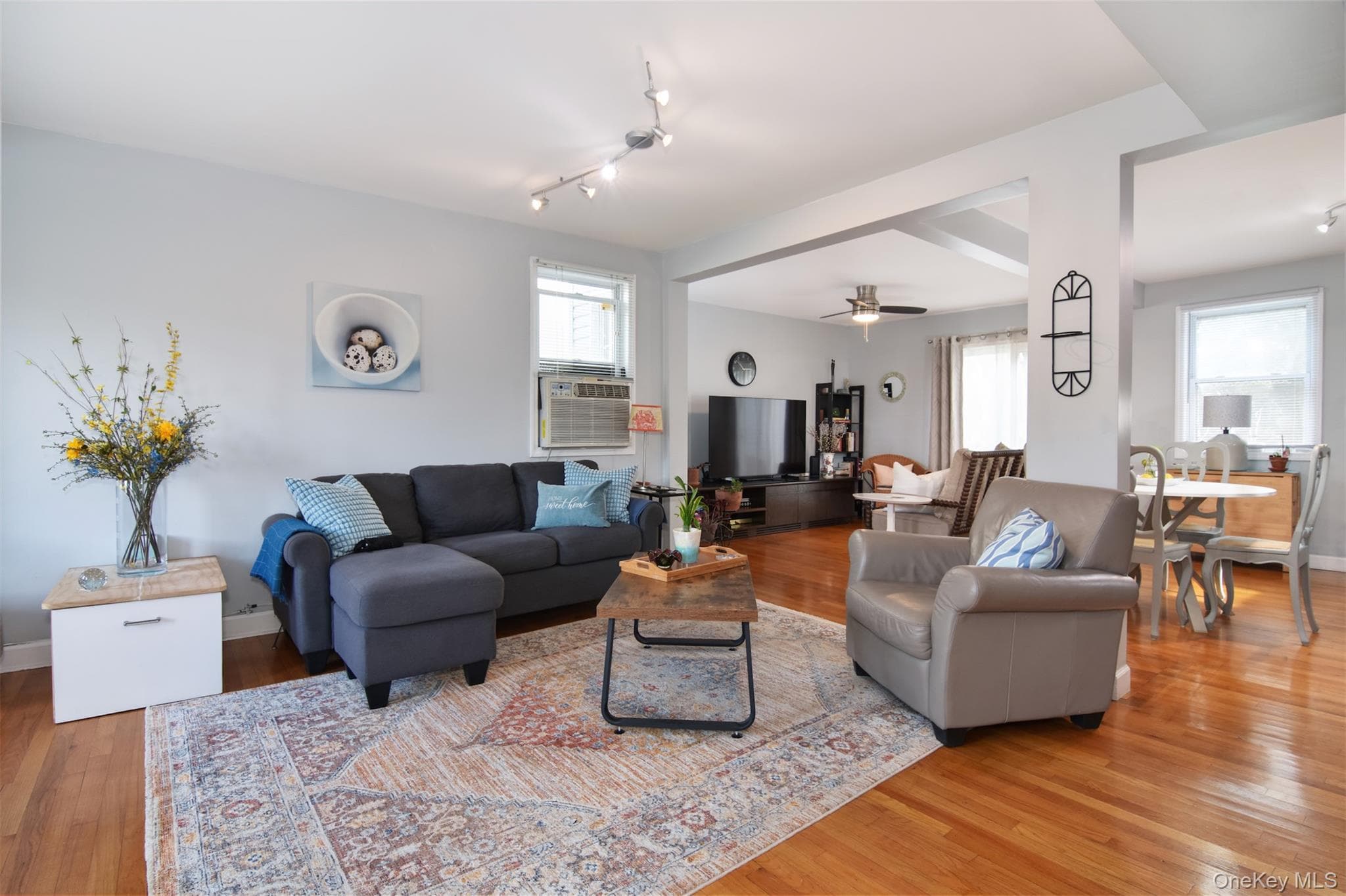 319 N Macquesten Parkway thumbnail 2