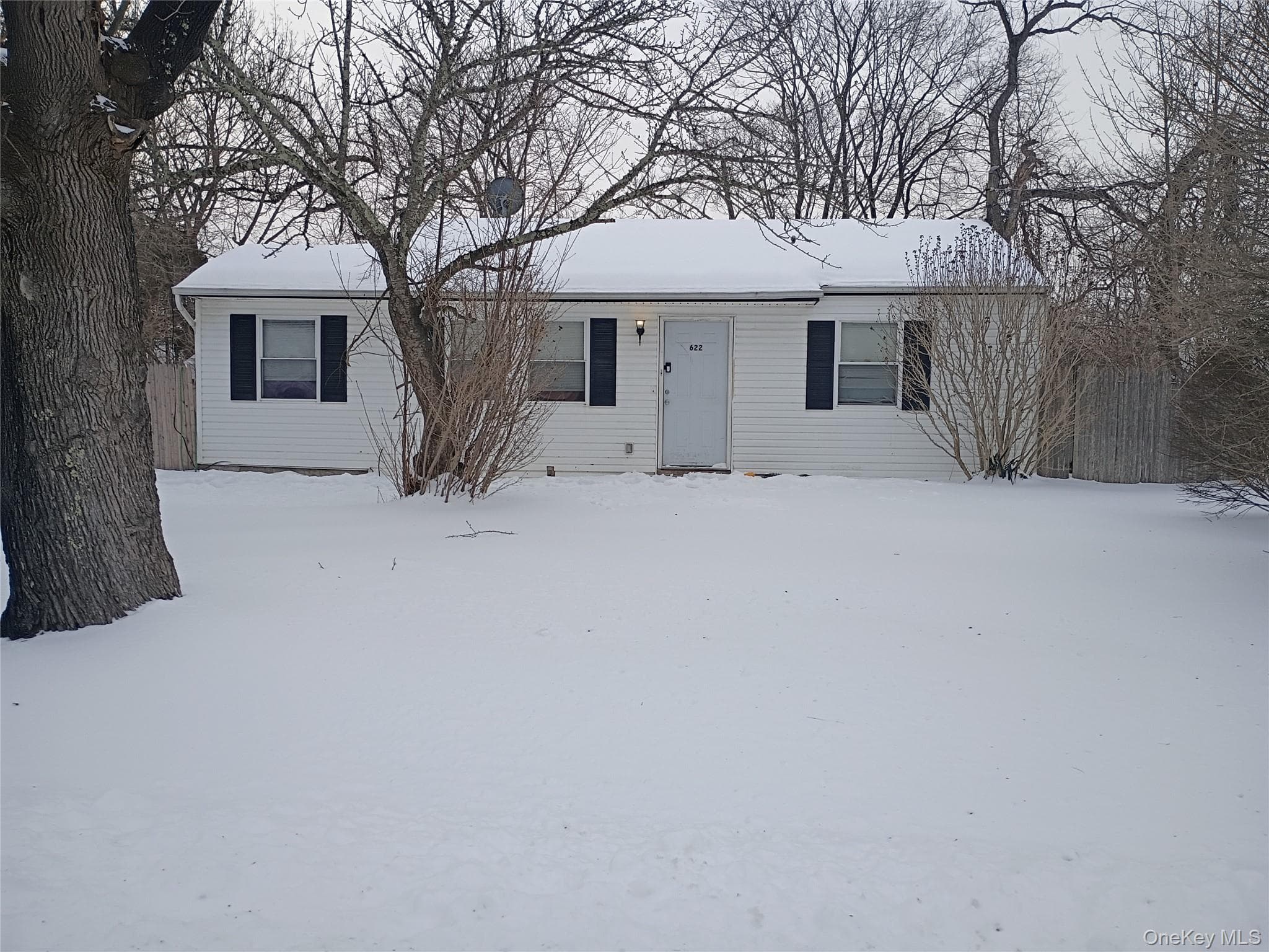 622 Post Avenue photo 1