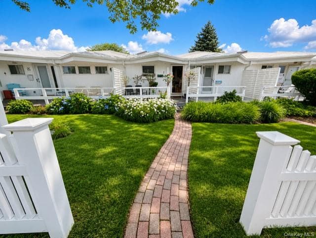 35 Library Avenue AVE Unit: 8 R, Westhampton Beach