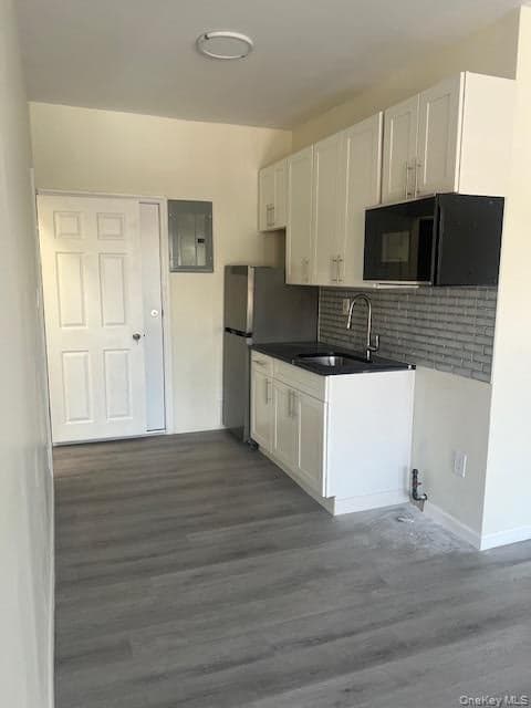 9414 Corona Avenue thumbnail 8
