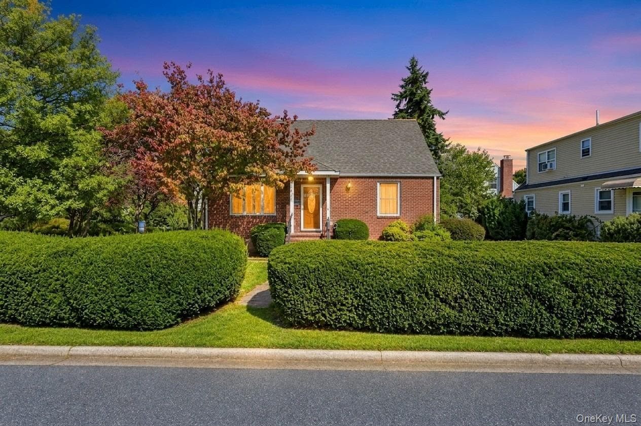 31 Charles Street, Hicksville