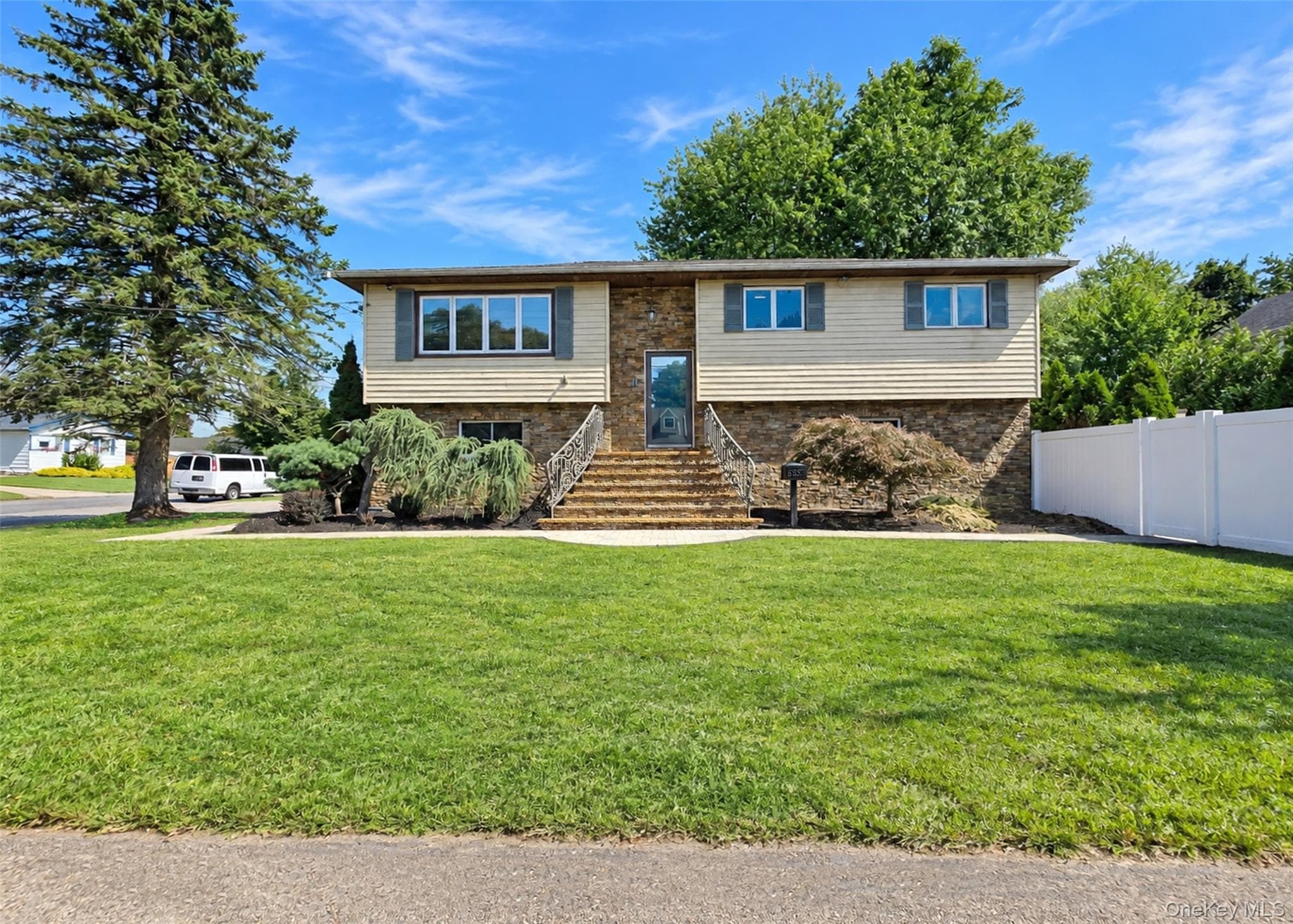 685 Carlls Path, Deer Park