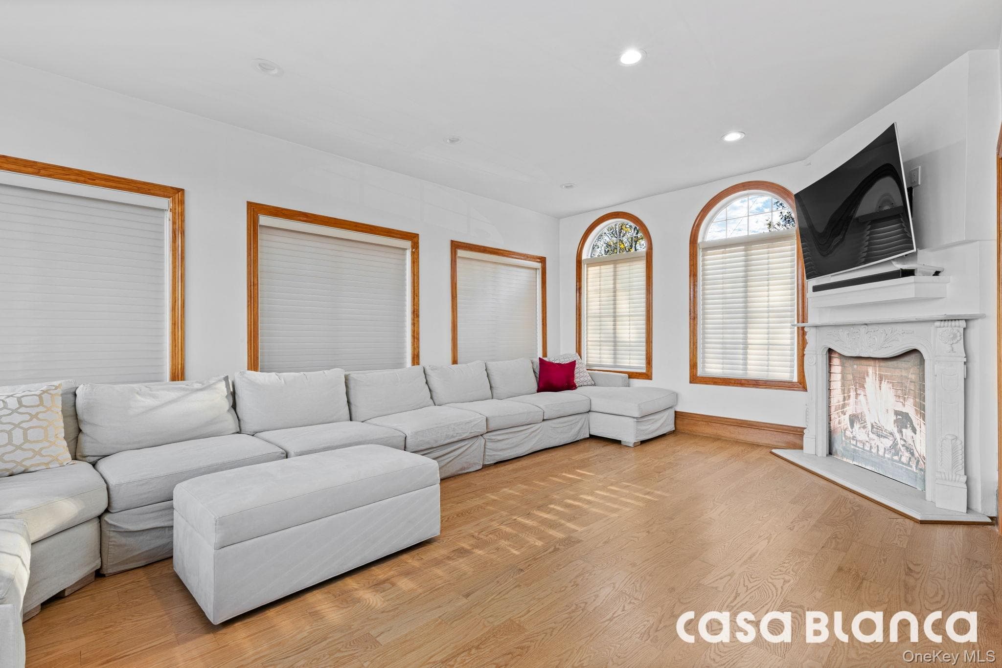 10511 Ditmars Boulevard thumbnail 9